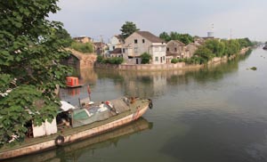 photograph of the Grand Canal in Wuxi city, Jiangsu